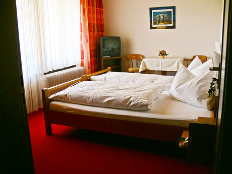 Helles Doppelzimmer mit Kabel-TV, Telefon und Internet Helles Doppelzimmer mit Kabel-TV, Telefon und Internet