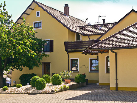 Rezeptionsgebäude im schönen Nellingen mit Gartenanlage Rezeptionsgebäude im schönen Nellingen mit Gartenanlage