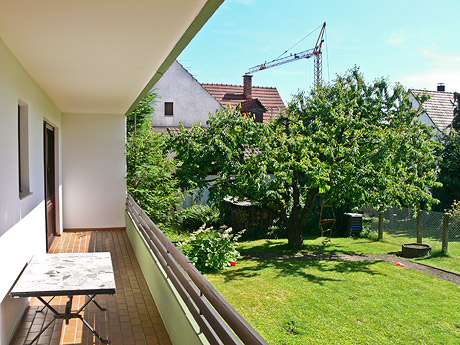 Hotelzimmer mit Balkon und Blick ins Grüne Hotelzimmer mit Balkon und Blick ins Grüne