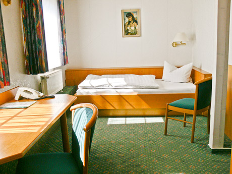 Helle Zimmer mit Kabel-TV, Telefon, Internet und Badezimmer Helle Zimmer mit Kabel-TV, Telefon, Internet und Badezimmer